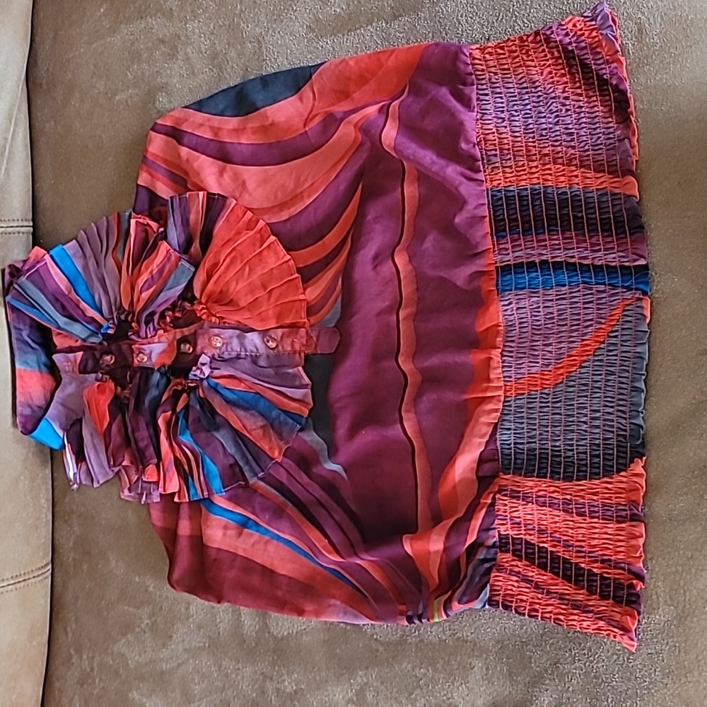 Sleeveless women's ruffled geometric pattern top